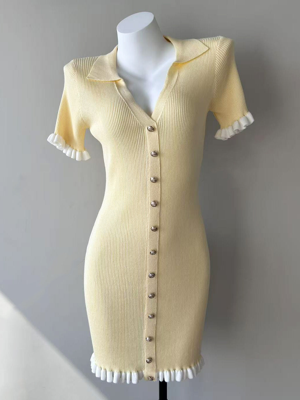 High-Waisted Short Fitted Dress for Women, V-Neck Short Sleeve, Chic and Versatile Mini Dress